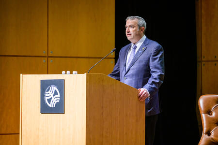 El Rabino Dr. Ari Berman, Presidente de Yeshiva University, da la bienvenida a los asistentes al evento.