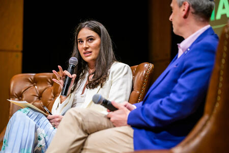 Alexandra Lebovits Benedon, miembro de la Junta Ejecutiva de la Cámara de Comercio Israelí de Nueva York, discute cómo las inversiones tecnológicas pueden usarse para combatir el antisemitismo con Moshe Bellows, socio gerente de Maccabee Ventures.